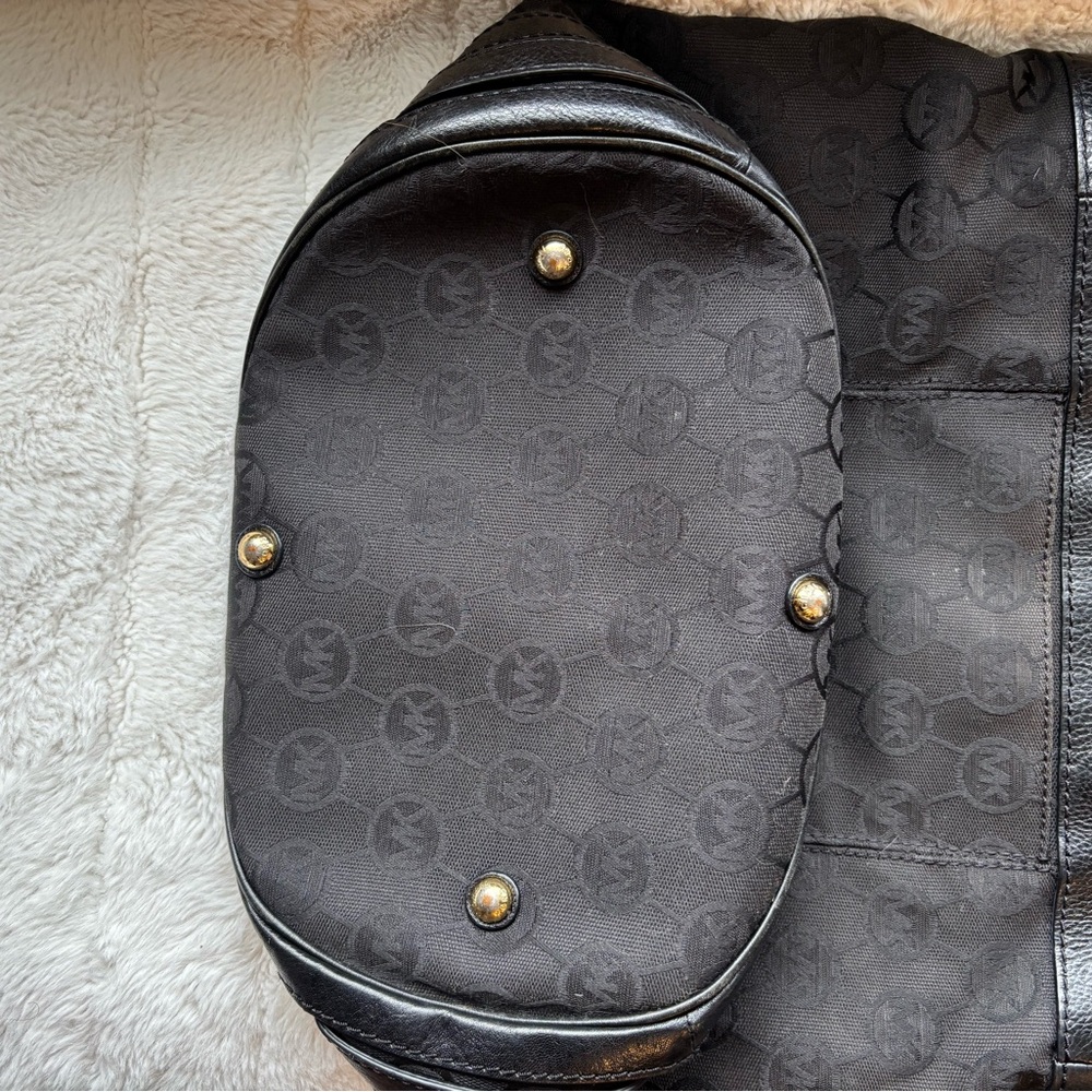 Michael Kors Black and Gold Medium Kingsbury - Picture 4 of 5